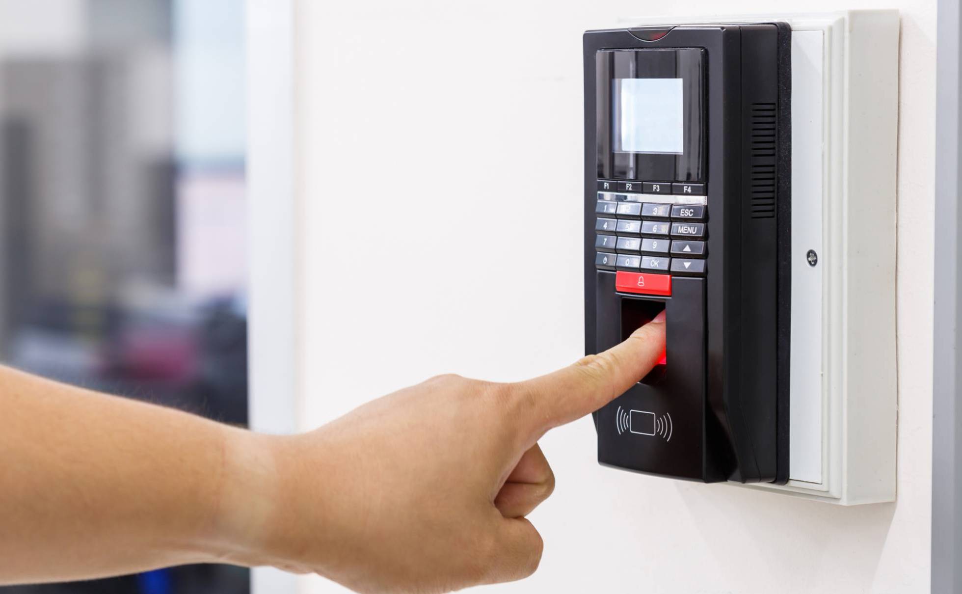 los-jueces-avalan-los-descuentos-en-la-nomina-por-fichar-tarde-en-el-trabajo